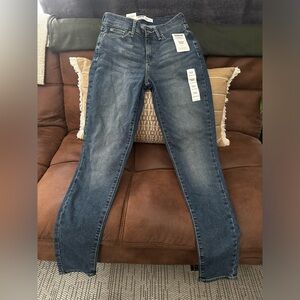 Brand NEW! Levi’s Signature Skinny Jeans.
